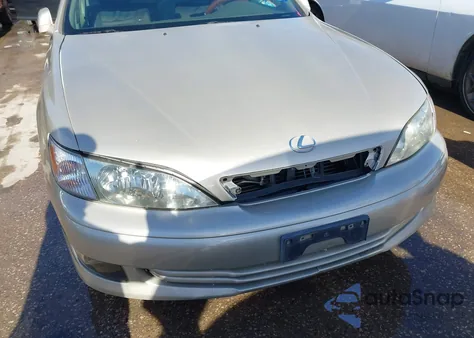 1998 Lexus Es 300 from USA, damaged, VIN JT8BF28G0W5033921